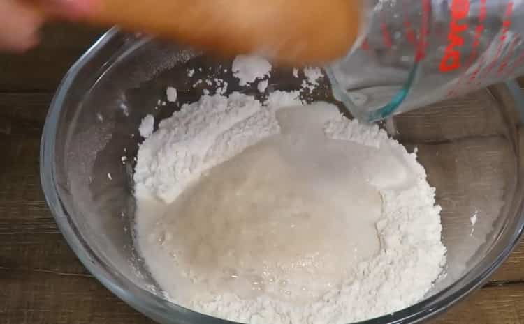 تخلط المكونات لصنع الخبز ciabatta
