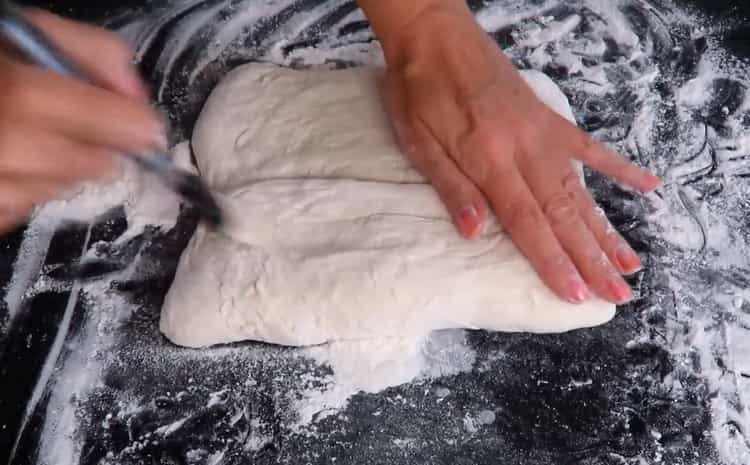Сгънете тестото, за да направите хляб от циабата
