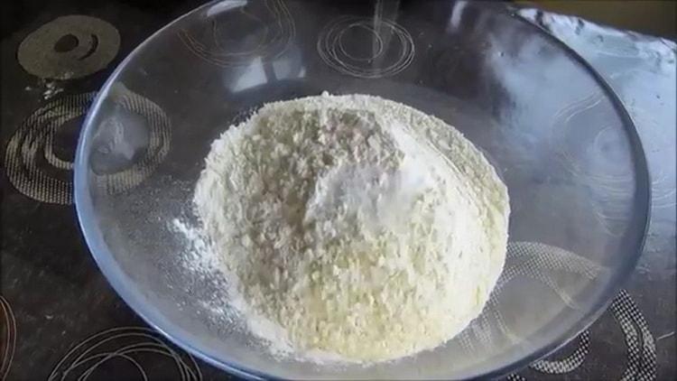 A hrychina burgonyával történő főzés előtt szitáljuk a lisztet