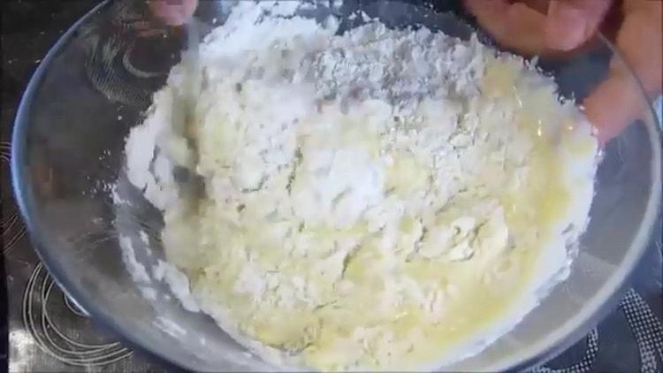 Prima di cucinare le patate, mescolare gli ingredienti della pasta
