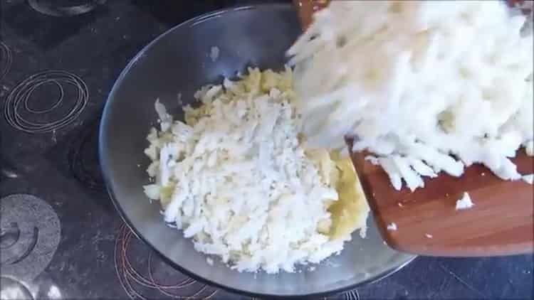 Prieš kepdami bulves, sumaišykite sudedamąsias dalis