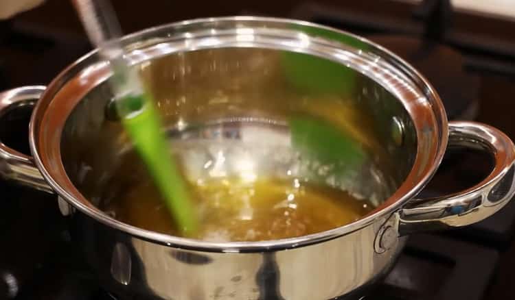 Για να κάνετε τον σφιγκτήρα τσοκ σύμφωνα με την κλασική συνταγή, κάντε σιρόπι