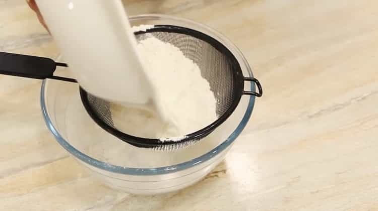 Setacciare la farina per fare il mandrino secondo la classica ricetta