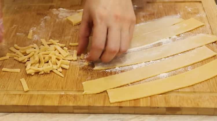 A klasszikus receptnek megfelelő fúrótokmány elkészítéséhez vágja le a tésztát