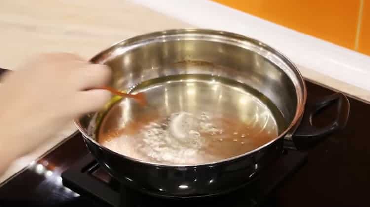 Per preparare il mandrino secondo la ricetta classica, fai bollire lo sciroppo