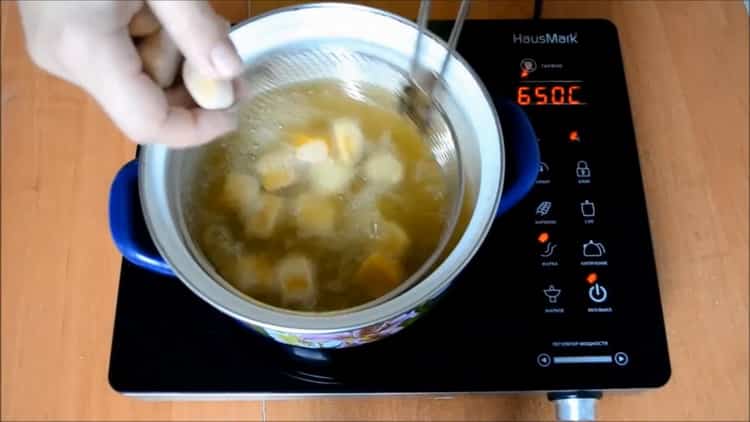 Per preparare un chak chak in tataro, friggere l'impasto
