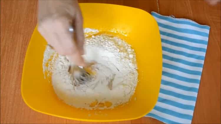 Setacciare la farina per il mandarino tartaro in tataro