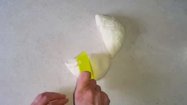 Per fare i pasticci di pasta sfoglia, dividere l'impasto