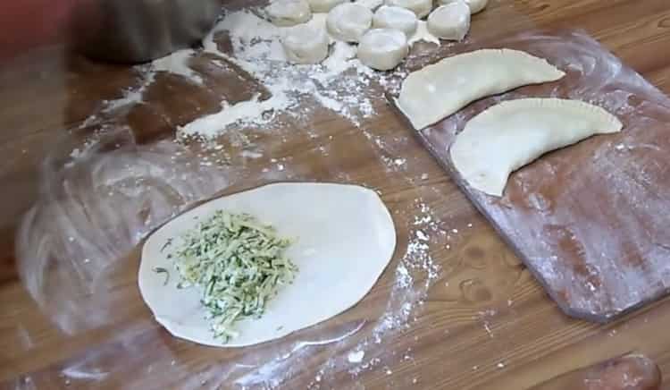 За да направите чебуреци със сирене, сложете пълнежа върху тестото