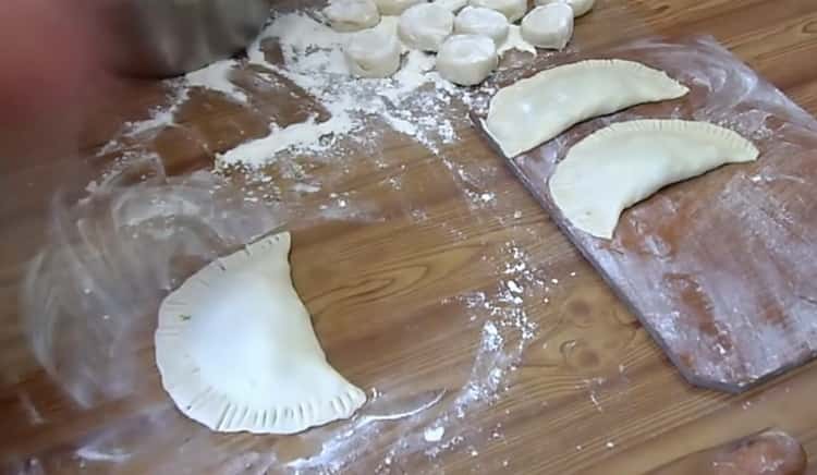 За да направите чебуреки със сирене, покрийте тестото