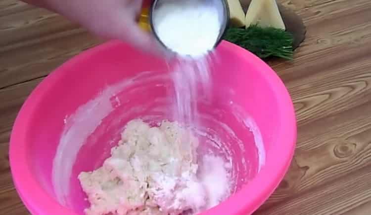 За да направите чебуреци със сирене, смесете съставките