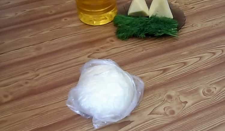 Chebureks sajttal történő elkészítéséhez csomagolja a tésztát egy zsákba