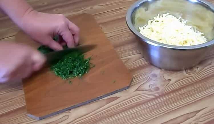 Um Chebureks mit Käse zuzubereiten, Dill hacken
