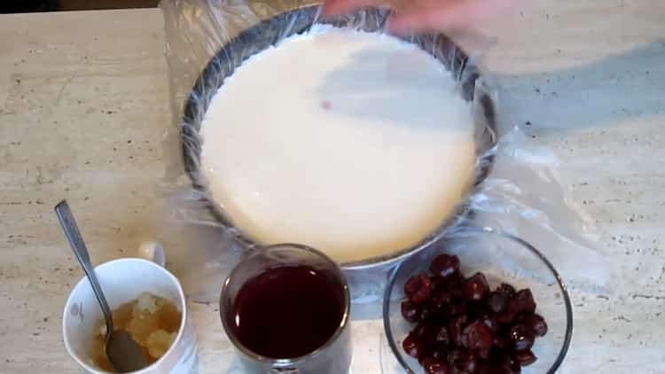Túrós sütés nélküli sajttorta készítéséhez készítsen zselét