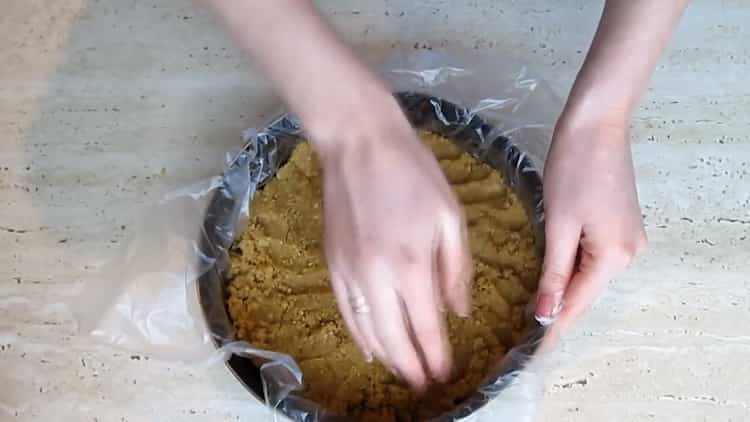 Norėdami paruošti varškės pyragą be kepimo su varške, išdėstykite pagrindą