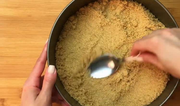 Για να προετοιμάσετε ένα κλασικό cheesecake, βάλτε τη βάση σε ένα καλούπι