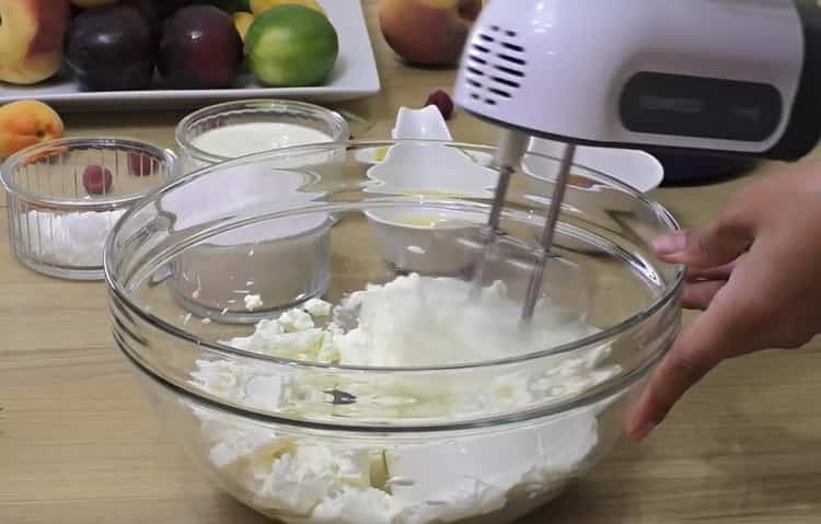 Mescola gli ingredienti in crema per preparare la cheesecake di New York
