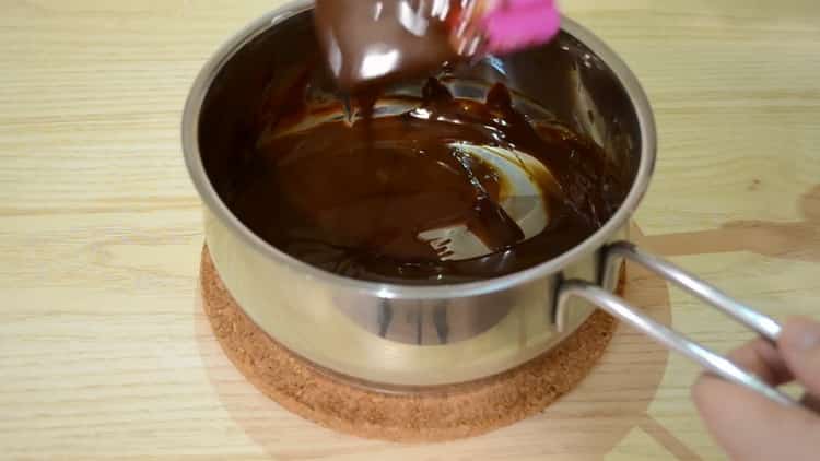 Bereiten Sie das Sahnehäubchen vor, um Schokoladen-Bananen-Muffins zuzubereiten