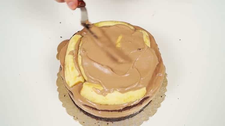 Um einen Schokoladen-Bananen-Kuchen zuzubereiten, cremt man den Kuchen ein