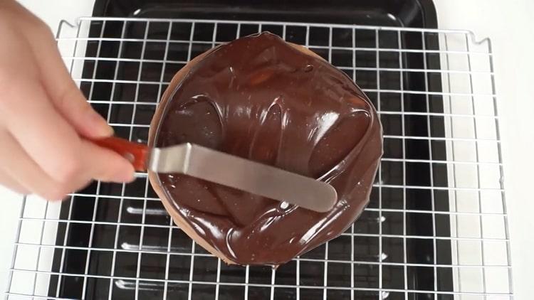 За да направите торта с шоколадов банан, намажете тортата