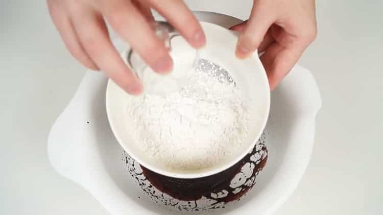 Fügen Sie Mehl hinzu, um Schokoladenbananenkuchen zu machen