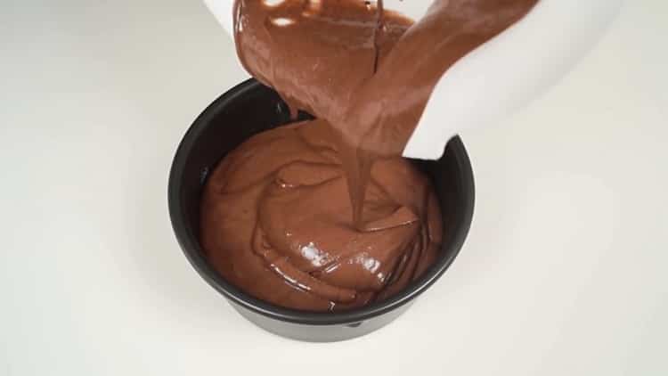 لعمل كعكة موز بالشوكولاتة ، ضع المكونات في قالب