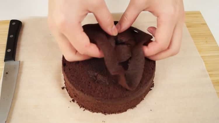 Per preparare una torta di banane al cioccolato, cuoci un biscotto