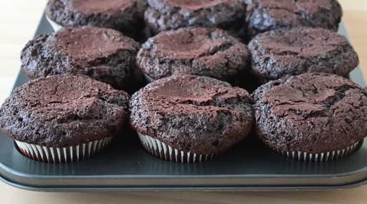 Melegítse elő a sütőt, hogy csokoládé cupcakes legyen