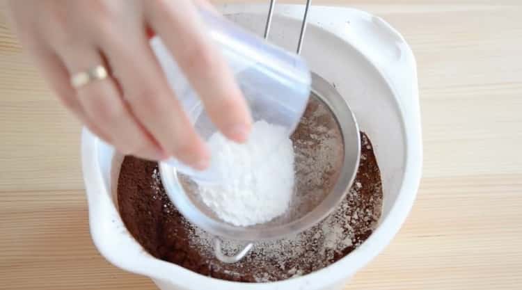 Setacciare la farina per preparare cupcake al cioccolato