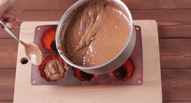 Geben Sie den Teig in die Form, um Schokoladenmuffins zuzubereiten