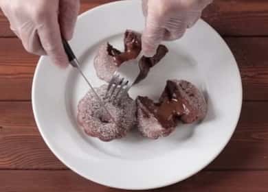Ang pinaka-masarap na likido na puno ng mga muffins na tsokolate