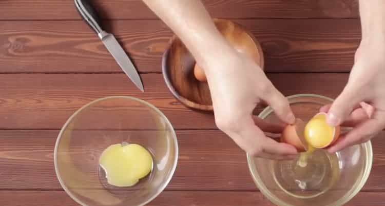 За да направите шоколадови мъфини, отделете протеина от жълтъците