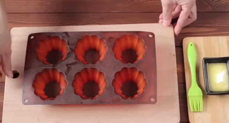 Για να κάνετε τα muffins σοκολάτας, ετοιμάστε ένα καλούπι