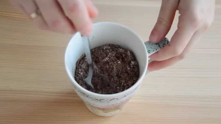 Mescolare il muffin al cioccolato nel microonde