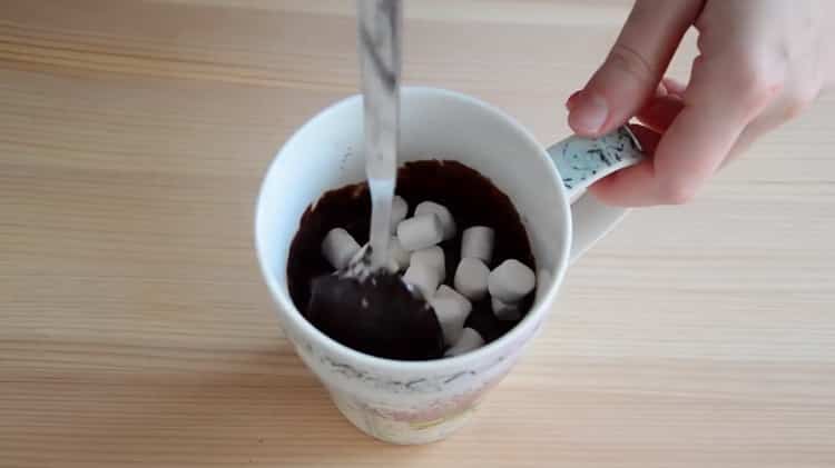 Aggiungi i marshmallow per preparare muffin al cioccolato nel microonde
