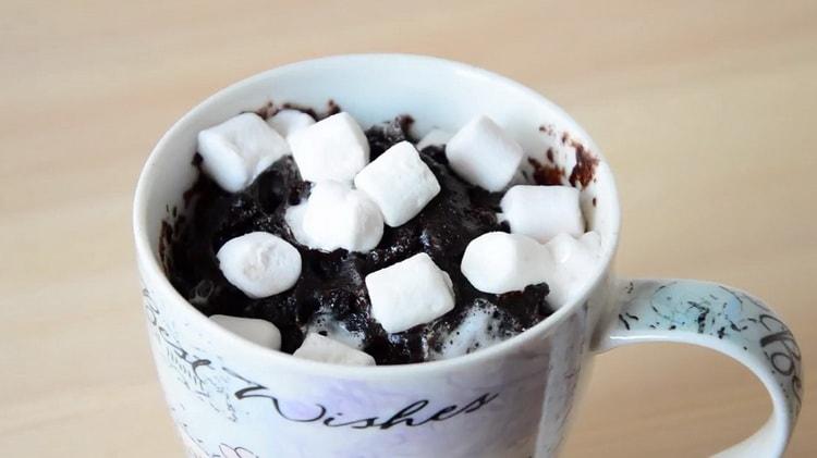 Muffin al cioccolato nel microonde secondo una ricetta graduale con foto