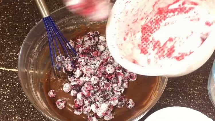 Unisci la ciliegia e l'impasto per fare un muffin al cioccolato con la ciliegia