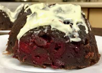 Muffin al cioccolato con la ciliegia ricetta graduale con foto