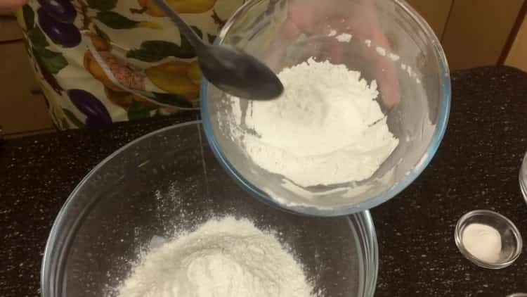 Για να κάνετε μια muffin σοκολάτας με κεράσι, ανακατέψτε τα συστατικά.