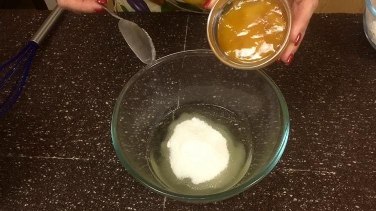 Kombinieren Sie die Zutaten, um ein Schokoladenmuffin mit Kirsche zu machen