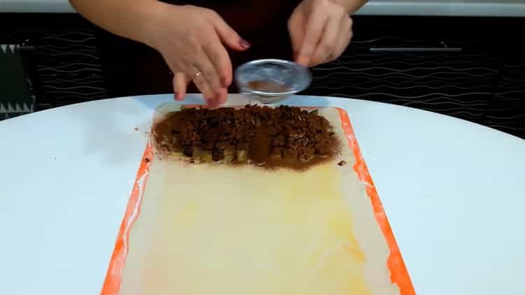 Aggiungi la cannella per fare lo strudel di pasta sfoglia
