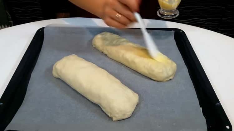 Upang makagawa ng puff pastry strudel, grasa ang egg roll