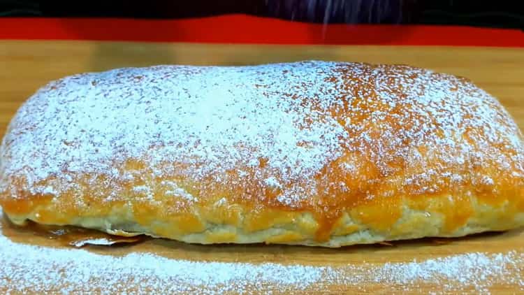 Napakahusay at masarap na puff pastry apple strudel