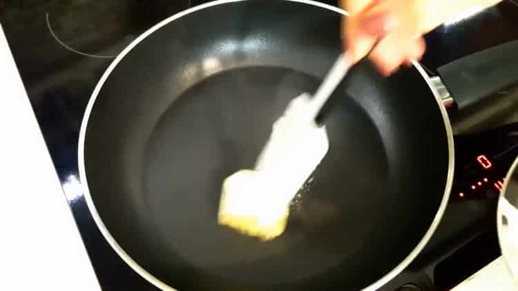 Per preparare lo strudel di pasta sfoglia, riscaldare la padella