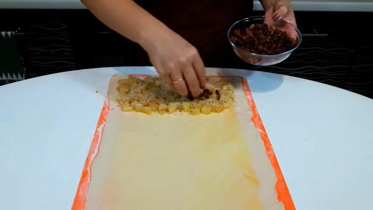 Norėdami paruošti tešlos pyrago sluoksnį, ant tešlos uždėkite įdaro
