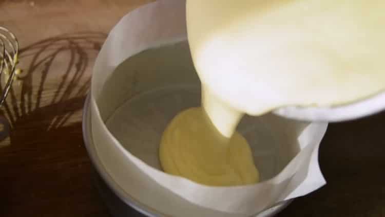 Japán pamut sajttorta készítéséhez nyomja meg a tésztát alakba