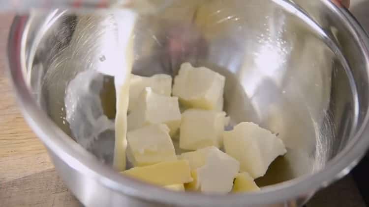 لعمل فطيرة الجبن اليابانية ، اخلطي الزبدة والحليب