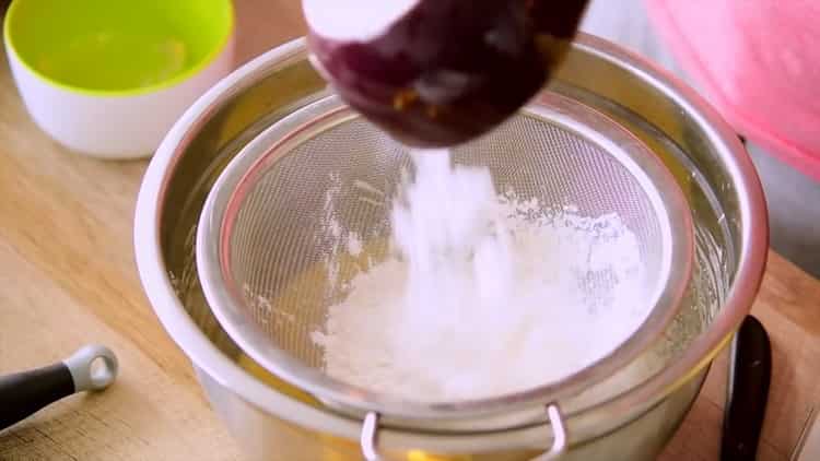 Szitálj lisztet egy japán pamut sajttorta készítéséhez