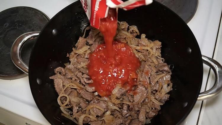 Добавете доматено пюре за готвене