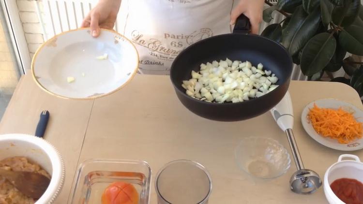 Για να μαγειρέψετε το πιπέρι, τηγανίζετε τα κρεμμύδια
